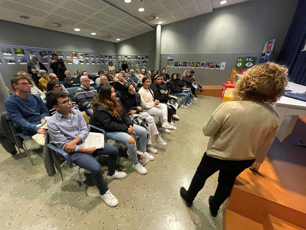 granollers's tweet photo. Aquest dimecres a la tarda s’ha fet la cloenda de @ClimatubersGran 
📄 L’acte ha inclòs el lliurament de la guia de recomanacions sorgides d’aquest projecte europeu que vincula el 🎥 vídeo participatiu amb l’acció climàtica 🌍
ℹ: https://t.co/MqzREIrBu7 https://t.co/nCXG41bSSC