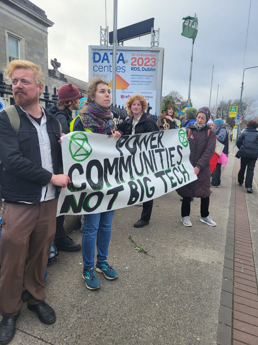 CommWorkIreland's tweet photo. Ireland is heading towards having 10 times the EU avg of data centres
Data centres
-use more energy than all urban &amp; rural homes in 🇮🇪
-use LOTS of water leading to shortages
Power communities, not Big Tech @ExtinctRebelsIE 
@BookofLeavesPod
#FeministClimateJustice
#NoMoreData https://t.co/ZVMLUbPh45