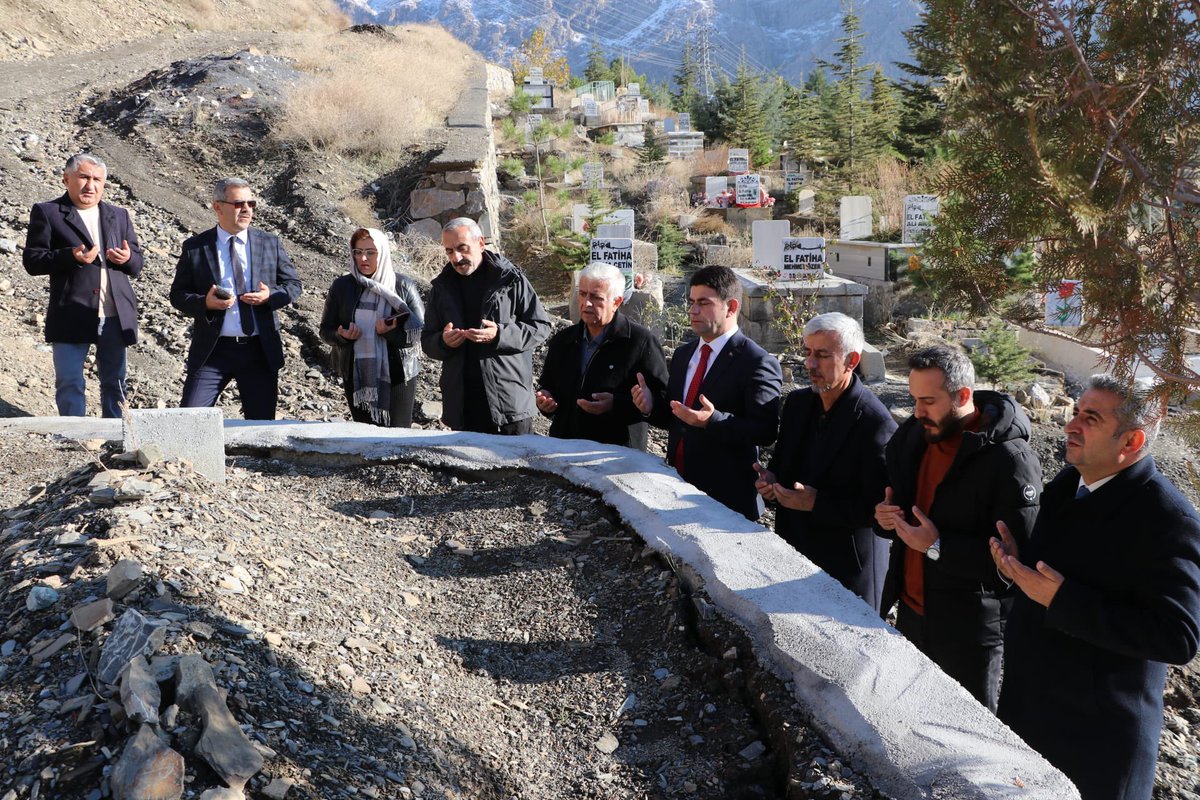 Hakkari_MEM's tweet photo. 💫 İl Müdürümüz Sn.@nrtttin_ylmz, 24 Kasım Öğretmenler Günü kapsamında, vefat etmiş öğretmenlerimizden; Emin Özatak ve Osman Korkmaz’ın mezarlarına ziyaret gerçekleştirdi.

Meslektaşlarımıza, Allah rahmet eylesin, mekanları cennet olsun. 🪦

@tcmeb @Yusuf__Tekin @alicelik_64 https://t.co/vTVGOQdUaG
