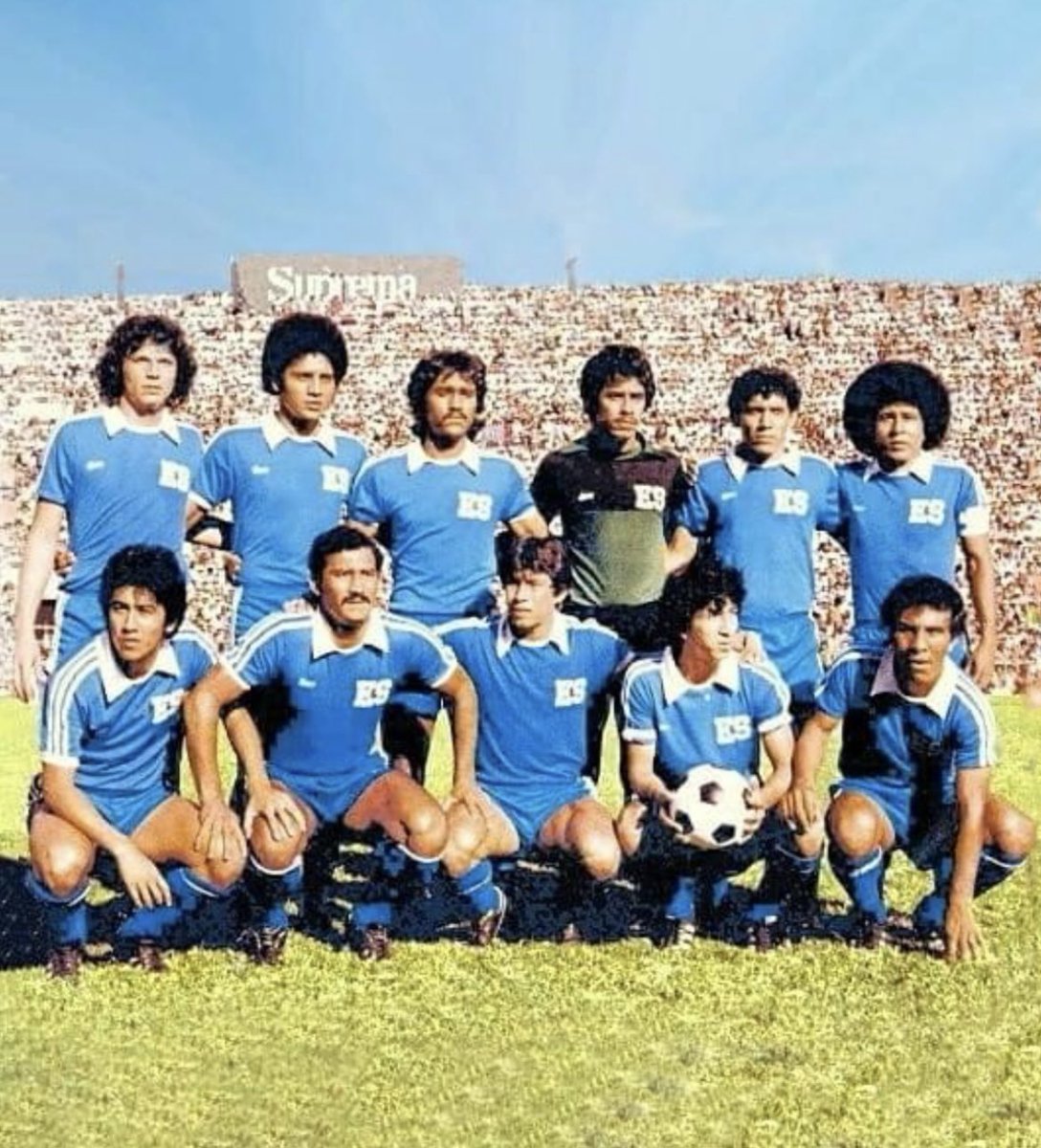 DiegoColonES's tweet photo. El Salvador v Honduras, 1980

Un día como hoy, en 1980, las selecciones de El Salvador y Honduras se enfrentaron por primera vez después de 1969, en esta ocasión en el Estadio Cuscatlán. El Salvador gano 2-1, con goles de Jorge González y Gustavo "Lotario" Guerrero (el gol de Honduras lo anotó "El Macho" Figueroa). El partido era por las eliminatorias para España 82, que habían iniciado en agosto. 
 
En la foto, el 11 titular de ES esa tarde:
 
Jaime Rodríguez, Ramón A. Fagoaga, "Mandingo" Rivas, Guayo Hernández, "Macora" Castillo y "Chachama" Quinteros.
Norberto Huezo, "Lotario" Guerrero, Joaquín Ventura, Jorge González y Carlos "Imacasa" Recinos. 

 @eybonluis @fmosorio @Giovaninh07  @jrcampos_7