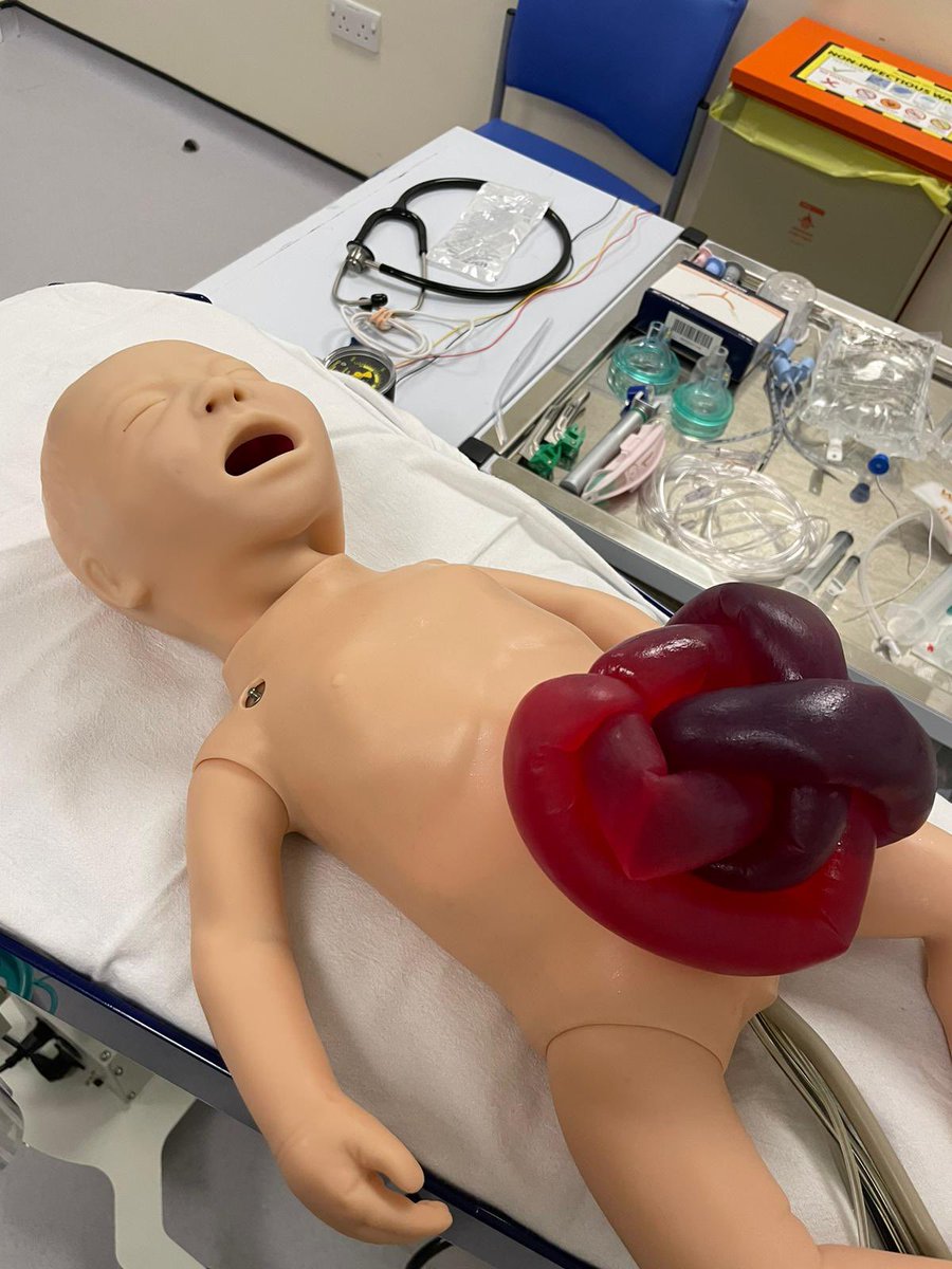 Excellent work this AM managing the delivery of an infant w abdominal wall defect 👏🏾🙌🏾 what are your key bits of kit and where do you find them? Is a UVC an option? Omphalocele vs gastroschisis….?🤔🕳️#neotwitter #neosim <a href="/NorNetUK/">NNN</a>