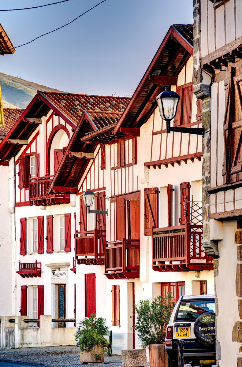 Selectour's tweet photo. 😍#CAPSUR Le village de Espelette dans le pays Basques !
#selectour #paysbasques #espelette #traveler #TravelTheWorld https://t.co/N7JaTxjXlg