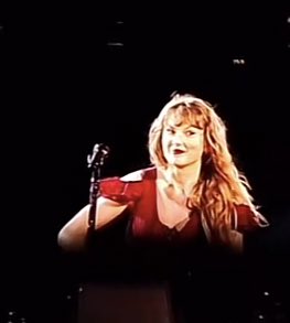 swiftiepoets's tweet photo. me encanta ver todos los ángulos qué hay de este momento LA CARA DE DEMENTE la amo https://t.co/KdfnOqa6FE