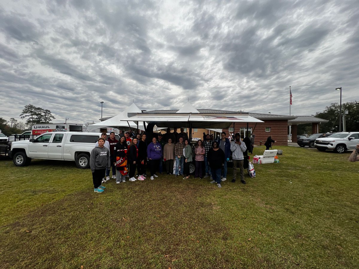 acadiansecurity's tweet photo. This Thanksgiving ATS is cooking and serving food for those in need. We’re thankful for all of our customers, clients, and employees! Happy Thanksgiving! https://t.co/za8by51zri