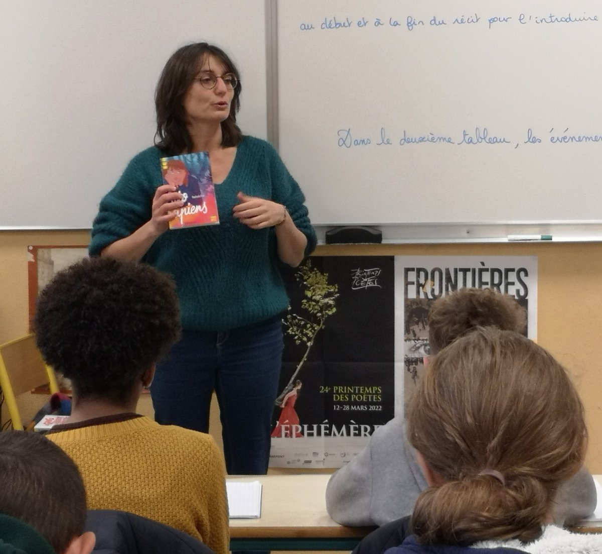 EmileCdi's tweet photo. Coup de coeur en librairie, c'est parti ! Ce matin la libraire Mme Franco, le Goût des mots à Mortagne au Perche, a présenté les trois romans que les élèves de 5e et 4e auront à lire. Chaque élève a choisi un livre... https://t.co/JU4wMLC5JO