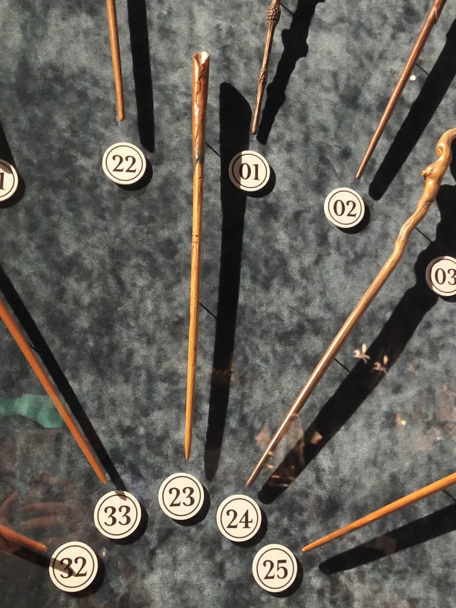 ハリポタスタジオ 主要キャラクターの杖の展示 スタッフの方が