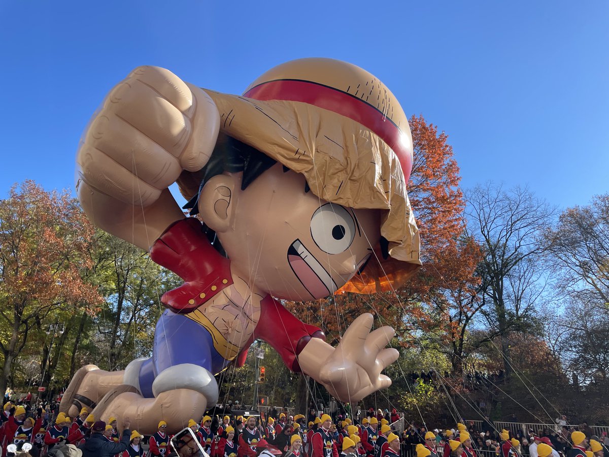 Oh no! It looks like Luffy’s hat got in a scuffle! 

But the future King of the Pirates soars high! What an incredible sight to see at the 97th Macy’s Thanksgiving Day Parade! 🦃🗽🎈 

#ThanksLuffy! 🏴‍☠️ @macys #MacysParade