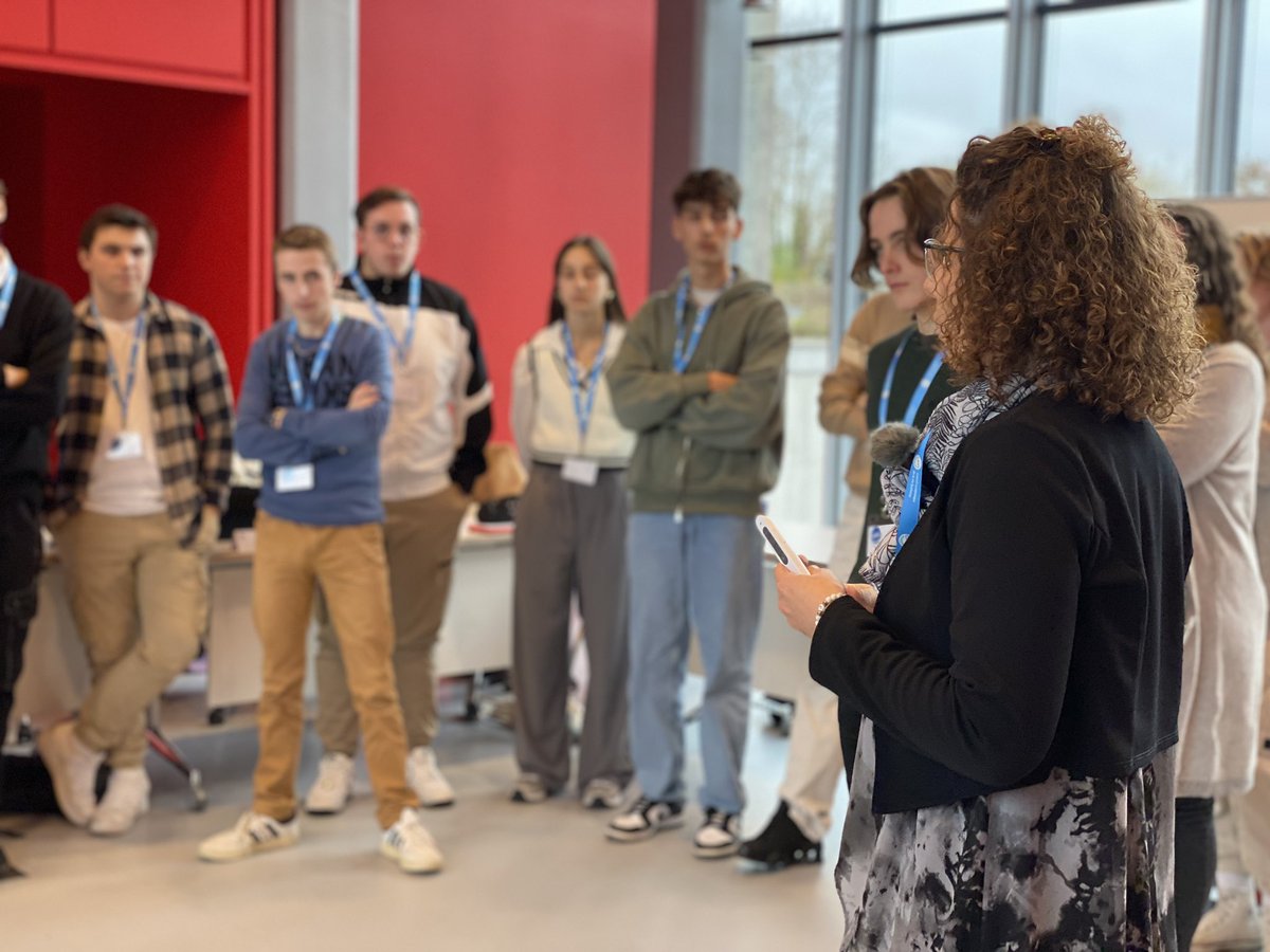 AcAmiens's tweet photo. L’heure du CAVL a sonné pour nos élus lycéens ☀️
Au programme de cette 1ère réunion : préparation du @ministere_CNVL, instance plénière en présence du recteur @PMoyarecteur sur le thème de la laïcité, du @snujemengage, du harcèlement, et formation des ambassadeurs #pHARe 📝 https://t.co/o5jcrHTunJ