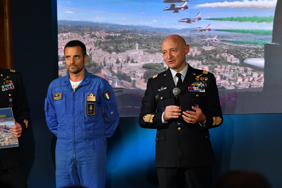 Al termine della cerimonia di presentazione del #Calendario2024 dell'#AeronauticaMilitare il #CapoSMA Gen. S.A. Luca Goretti, per ringraziare le @FrecceTricolori chiama il T.Col. Stefano Vit e il T.Col. Massimiliano Salvatore 📷️ youtube.com/live/xYo5Aw5Dv… #AeronauticaMilitare100