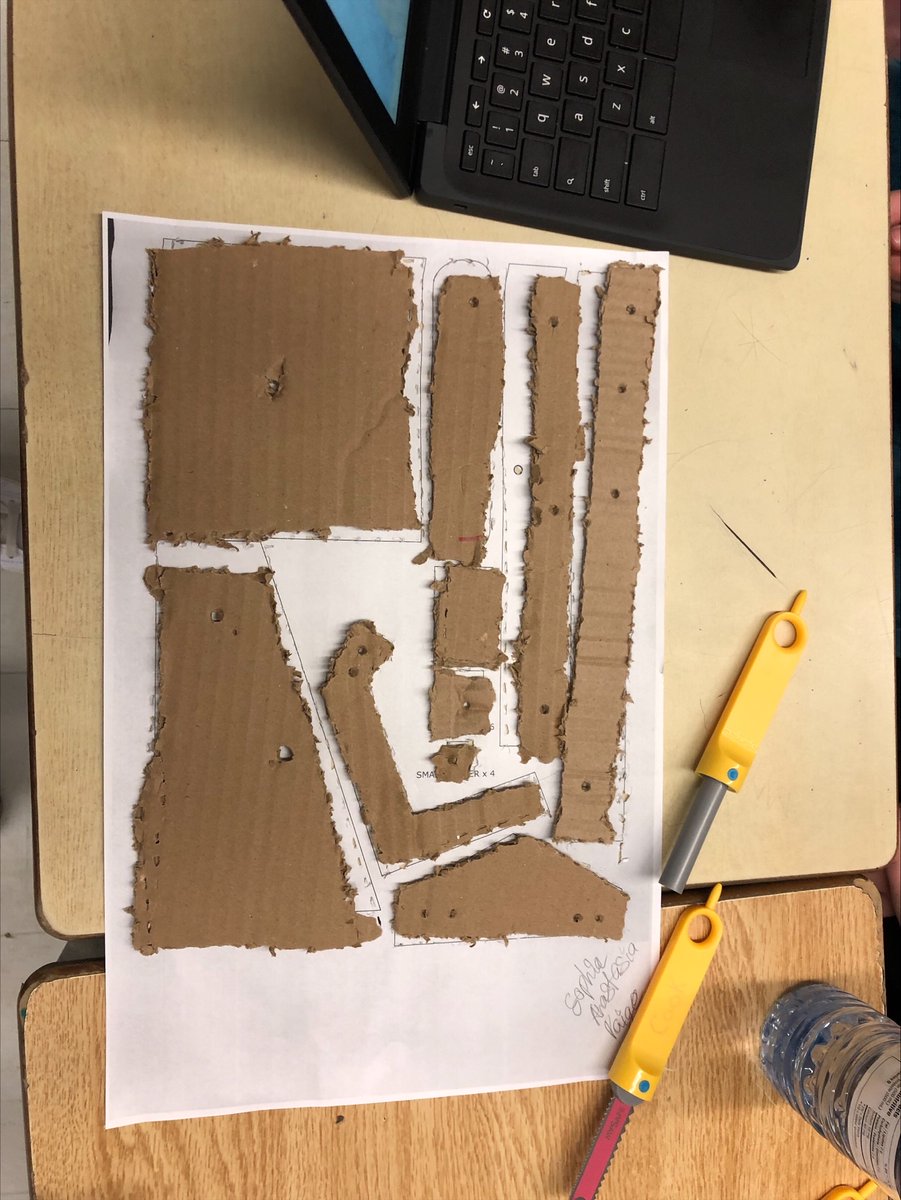 MrCookEdu's tweet photo. Hydraulic Crane building is underway! The grade 7/8s at Knollwood have accepted the challenge and are not only learning the science side of things, but also the importance of collaboration and teamwork! https://t.co/1qXvWtBrXS