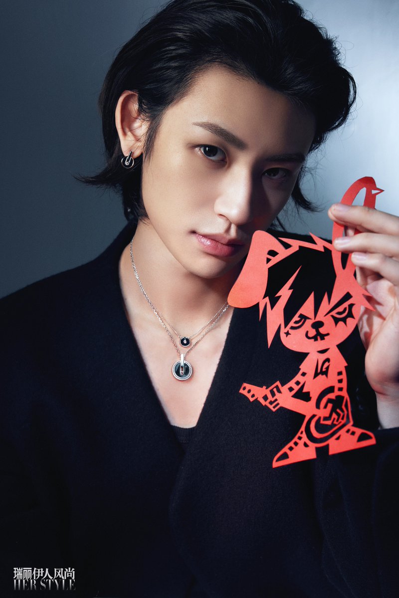 dramapotatoe's tweet image. #XiaoGui takes the cover of Rayli HerStyle - December 2023 

Full spread - weibo.com/2074910375/497…