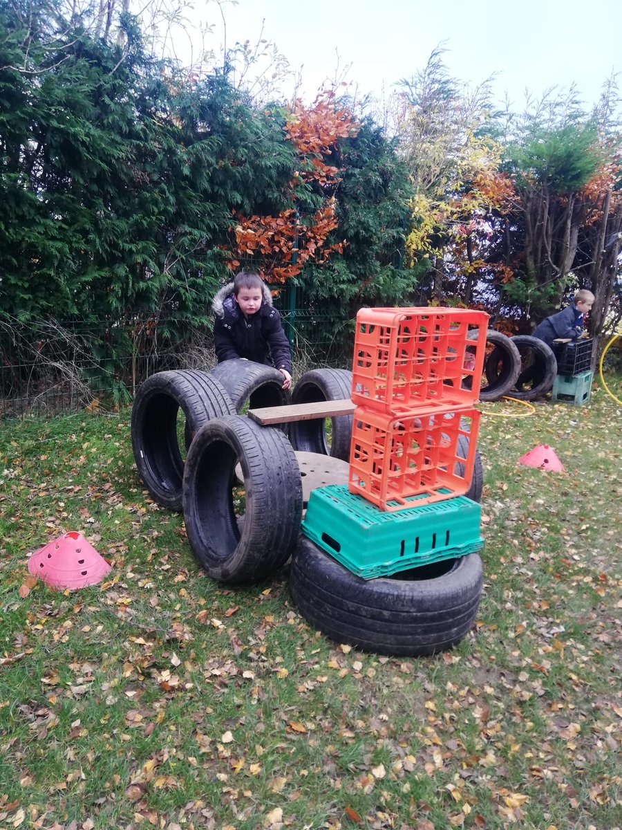 theLEAFcentre's tweet photo. Lunchtime outdoor learning. Building and creating. Forest school themed Nature Art. #Creativity #activelunch https://t.co/LbqSv8BkTK