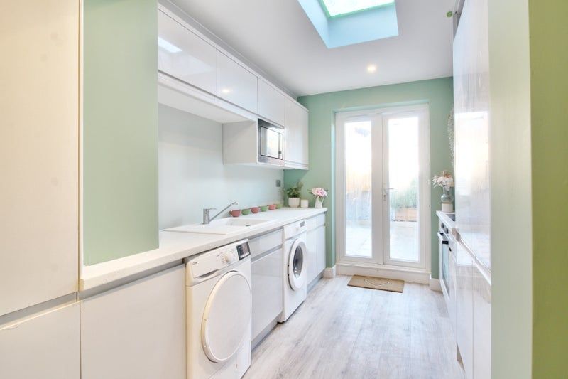 Nicholas Est Agents tweet media