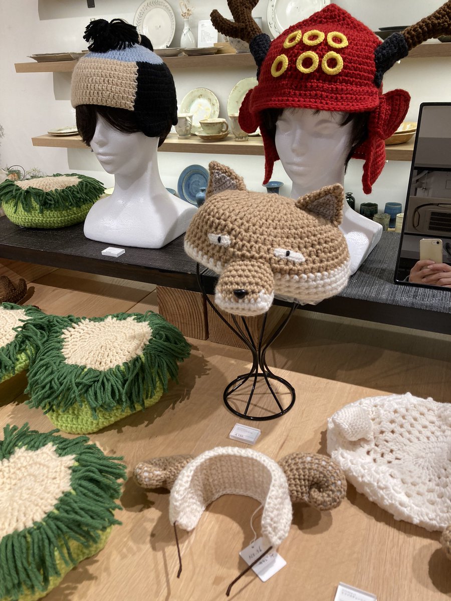 sumatra250g's tweet photo. 織部下北沢店で開催中ののヤバいかぶりモノ展に行ってきました。
リアル系編みぐるみが好きなんですよね。。
兜は首まわりがあったかくて実用性が高いですね。冬場の通勤に良いかも。
#織部下北沢店 #ひつじのたまっこ https://t.co/GcrPmjuK0a