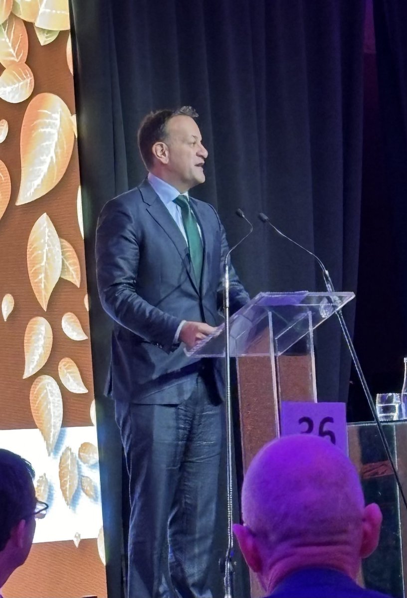 muirtheimhne's tweet photo. Some wonderful addresses at the ⁦@AmericanChamber⁩ Thanksgiving Dinner from An Taoiseach ⁦@LeoVaradkar⁩ &amp; from outgoing AmCham CEO ⁦@MarkFXRedmond⁩!
#AmChamThanksgiving
🦃 🇺🇸 https://t.co/e2rQ31ehMI