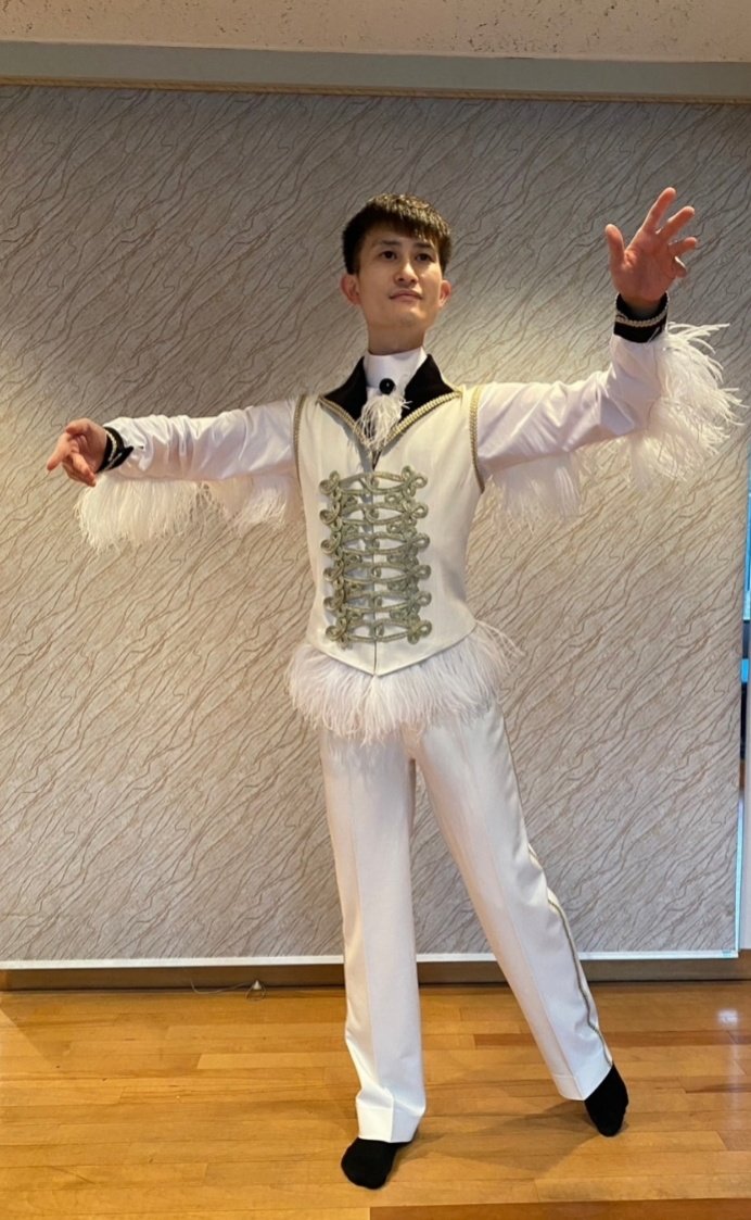 aisimodance's tweet photo. #2023VC 右手右足が同時に出ちゃうような不器用な私がショーダンスに出られたのは、振付・指導してくださった青木先生、本池先生のお陰です、ほんとに。出来ないことに挑戦する日々はとても貴重でした。
しかし先生方の振付の良さを活かしきれなかった悔しさはその分大きい🦌
衣装も素敵だったんですう https://t.co/lpXNzfds9e