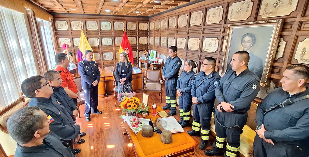 Bomberos_Cuenca's tweet photo. Agradecemos a la gobernadora del #Azuay, @ConsuOrellanaP, por el reconocimiento al Benemérito Cuerpo de Bomberos Voluntarios de #Cuenca, por el apoyo con máxima efectividad de atención en emergencias y desastres en el #Azuay.
Le deseamos éxitos en sus futuros proyectos. https://t.co/LPCgjid37G