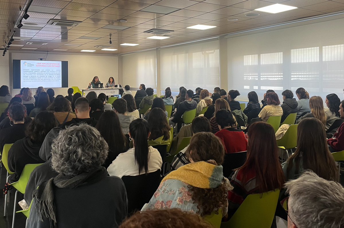 easdalcoi's tweet photo. Dia Internacional de l'Eliminació de la Violència contra la Dona, #25N.

Hui, a la sala d’actes de l’@EASDAlcoi, hem assistit a una conferència de la mà de Mónica Corbí i Concha Sánchez, lletrada i psicòloga de l’OAVD, Oficina d'Assistència a les Víctimes del Delicte, d’Alcoi.💪🏾 https://t.co/WkmiN22n4A