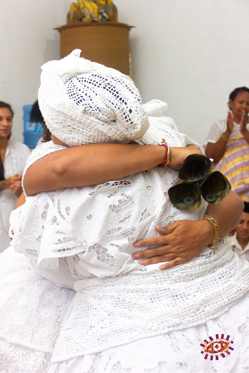 Você sabe o que é cumplicidade?

É conivência e entendimento profundos entre duas pessoas que, em razão disso, se entendem sem a necessidade de se expressarem. 

Companheirismo, intimidade: a amizade exige cumplicidade.