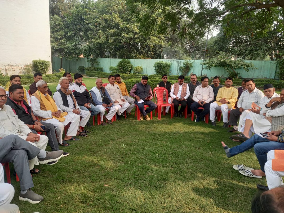RajKumar081988's tweet photo. आज सादावाद विधानसभा पर वोटर महा चेतना अभियान के अन्तर्गत बैठक में रहना हुआ, बैठक के मुख्य बक्त�� श्री मथुरा प्रसाद गौतम जी व वैठक अग्रवाल कोल्ड स्टोरेज सादाबाद पर सम्पन्न हुई। https://t.co/bEZbD41dVB