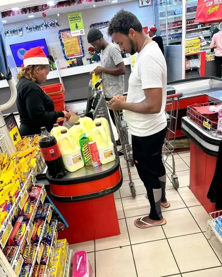 Why bona ba reka ko shoprite? 🤔🤔👀
#riptriiple #heatwave #presidentcyrilramaphosa #reporter #venda #Uyajola99