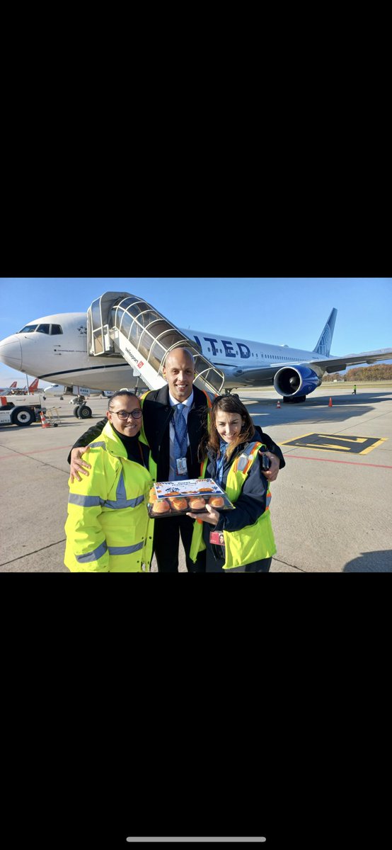 UnitedGva's tweet photo. 🦃🍁✈️ From the GVA Team: Happy Thanksgiving to all our American friends celebrating! ✈️🍁🦃
🎃@GVA Airport, we're sending warm wishes your way with delightful pumpkin sweets, celebrating this day of gratitude with you. #united #ThanksgivingDay2023 #FlightOnTime #GVAteam https://t.co/B4fbbv7cHY