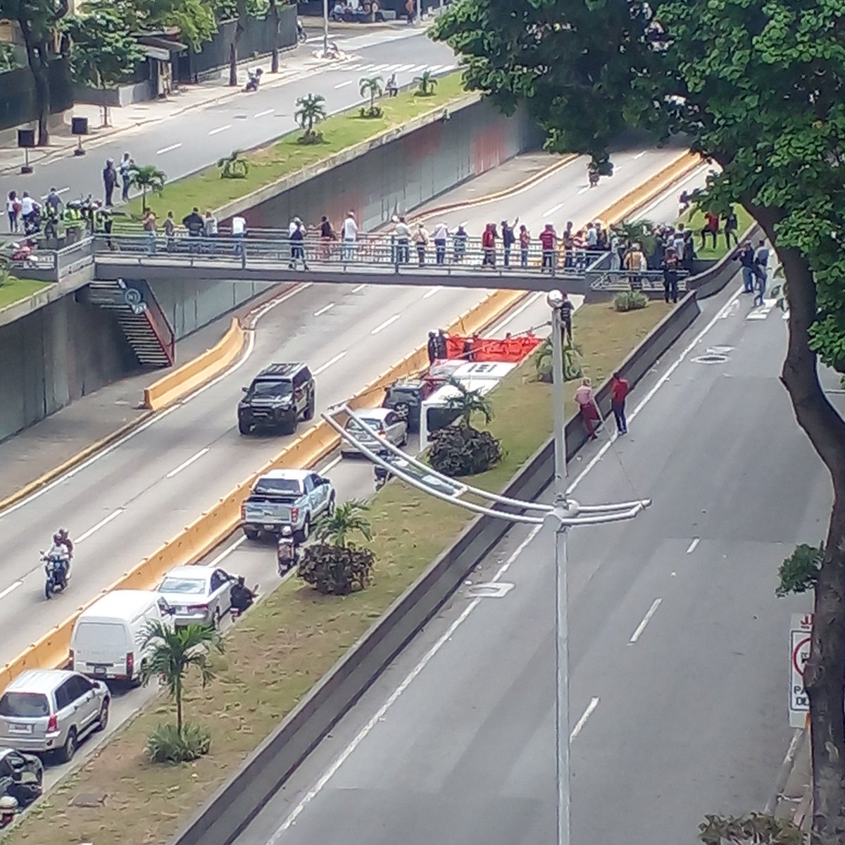 FMCENTER's tweet photo. Av. Libertador - Continúan protestas de jubilados a la altura de La Campiña, afectando el tránsito en ambas direcciones. 11:20a.m #TrafficCenter

📷 Cortesía https://t.co/YVCELFpD8W