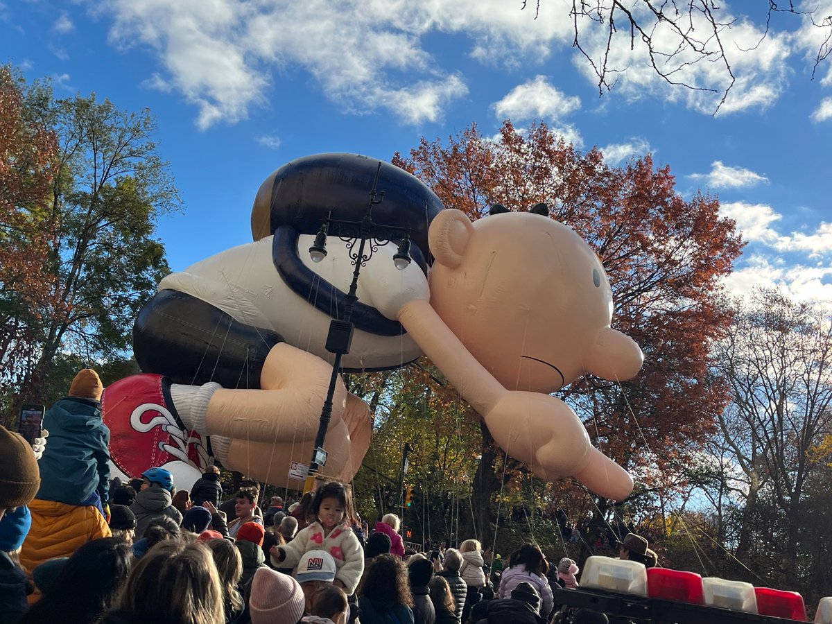 Wimpy Kid poking the crowd with his good hand. (The other deflated) #MacysParade