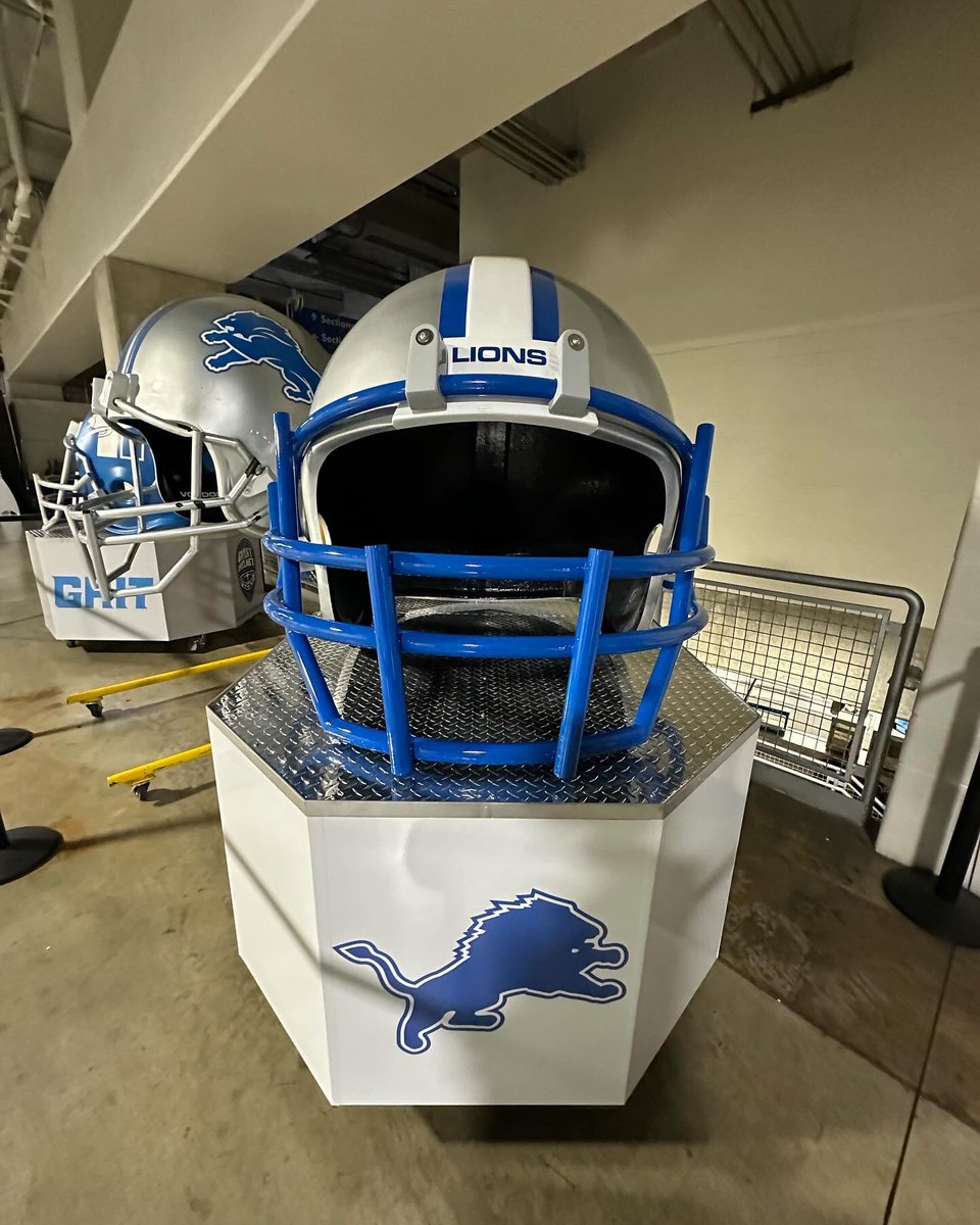 Giant Helmet tweet media
