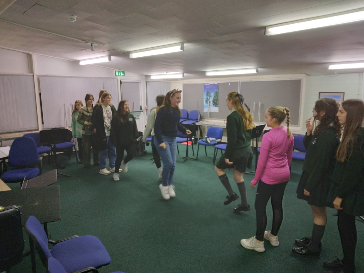 A bit of folk dancing at Music Centre to get our woodwind musicians ready to rehearse 'Fantasia on the Dargason' (Holst) 😀🎶🕺