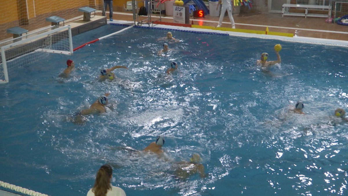 LHenJoc's tweet photo. 🤽‍♂️WATERPOLO: L’ AESE aspira a ascendir a la 2a Divisió espanyola de waterpolo masculí.

🔵🟡Els de Santa Eulàlia tenen com a principal rival al @CNManresa_ 

L'equip d'@eduhospi depèn d’ell mateix per guanyar la lliga.

👇👇
https://t.co/hQj55nnjWj https://t.co/zFCviYqb5T