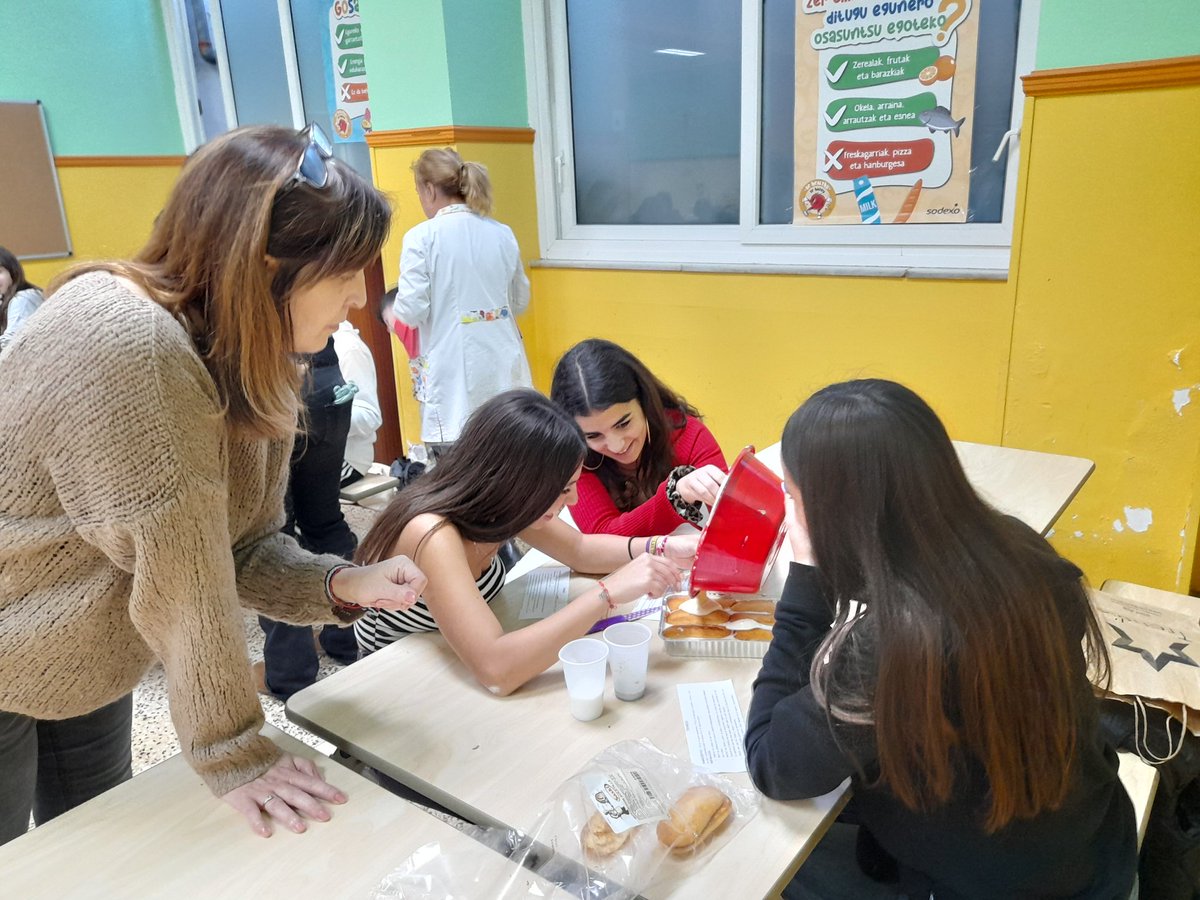smiportu's tweet photo. Goxotasuna Bigarren Hezkuntzara ere heldu da!!

Taller de Repostería en ESO en Juan María Astea.

On egin!!

#jm2023 #jm23 #EtorkizunariBegira #LaMennaisCUIDA @KristauEskola https://t.co/3P589Bgmeu