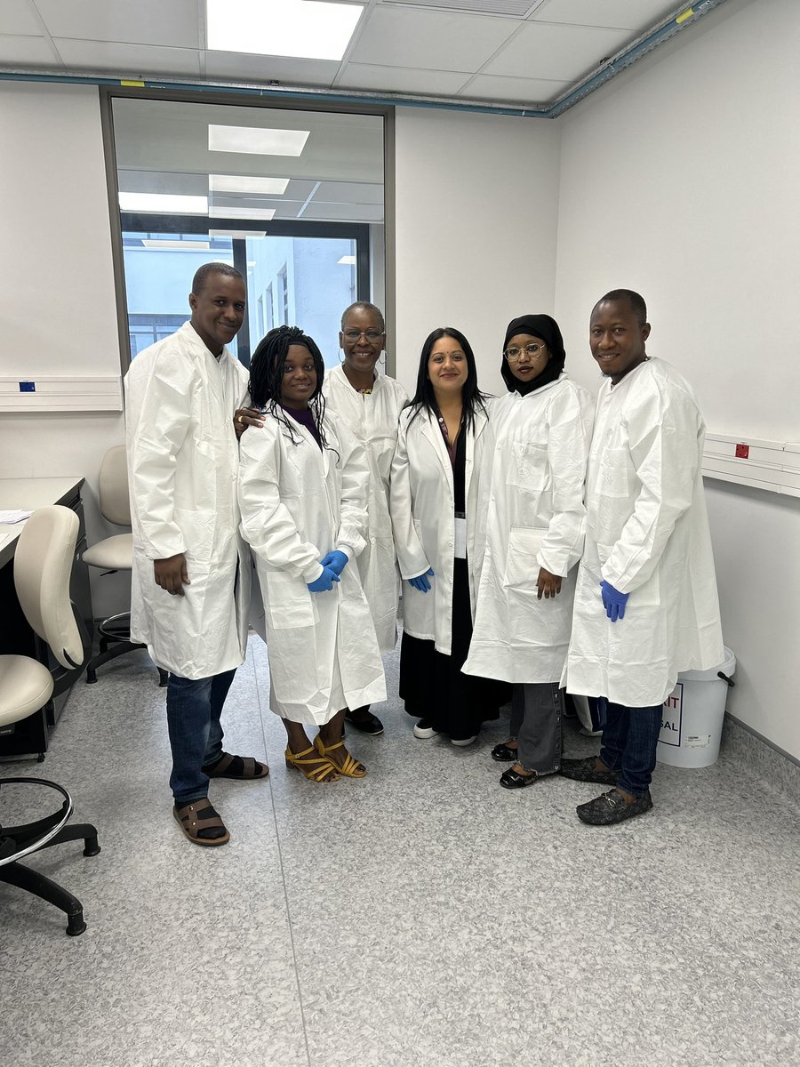 Jenn_Giandhari's tweet image. End of an amazing week of training delegates on how to adapt protocols to sequence pathogens. Lots of exciting discussions and yummy cupcakes 🧁 #CERI #CLIMADE #KRISP #ROCKEFELLER #tuliodna