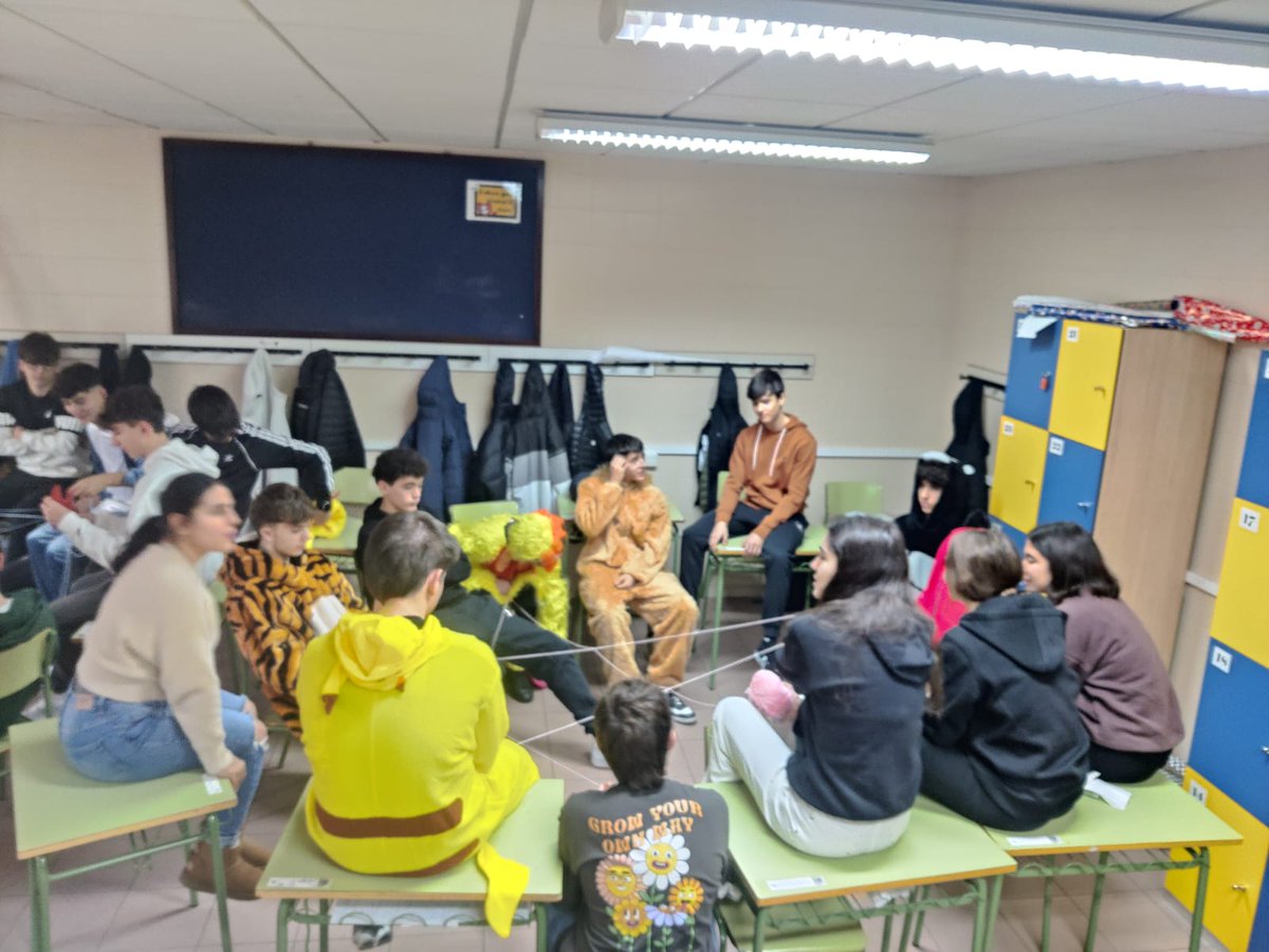 smiportu's tweet photo. Batxilergoko ikasleak mozorrotu dira eta elkarrekin gosaldu dute Juan María ospatzeko.

El alumnao de Bachillerato celebra Juan María disfrazados y desayunando juntos.

#jm23 #EtorkizunariBegira #LaMennaisCUIDA @KristauEskola https://t.co/mrp8Szxl2f