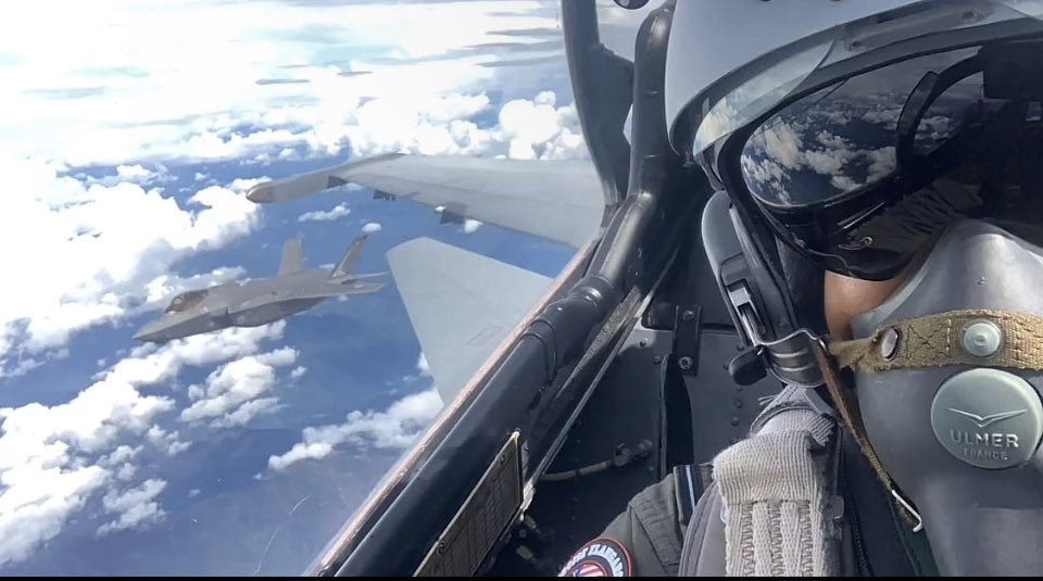 JohnMYSreview's tweet image. Solo dogfight with F-35 
SU-30 MKM V.S F-35 
Just kidding 🤫🤫