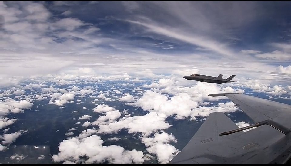 JohnMYSreview's tweet image. Solo dogfight with F-35 
SU-30 MKM V.S F-35 
Just kidding 🤫🤫