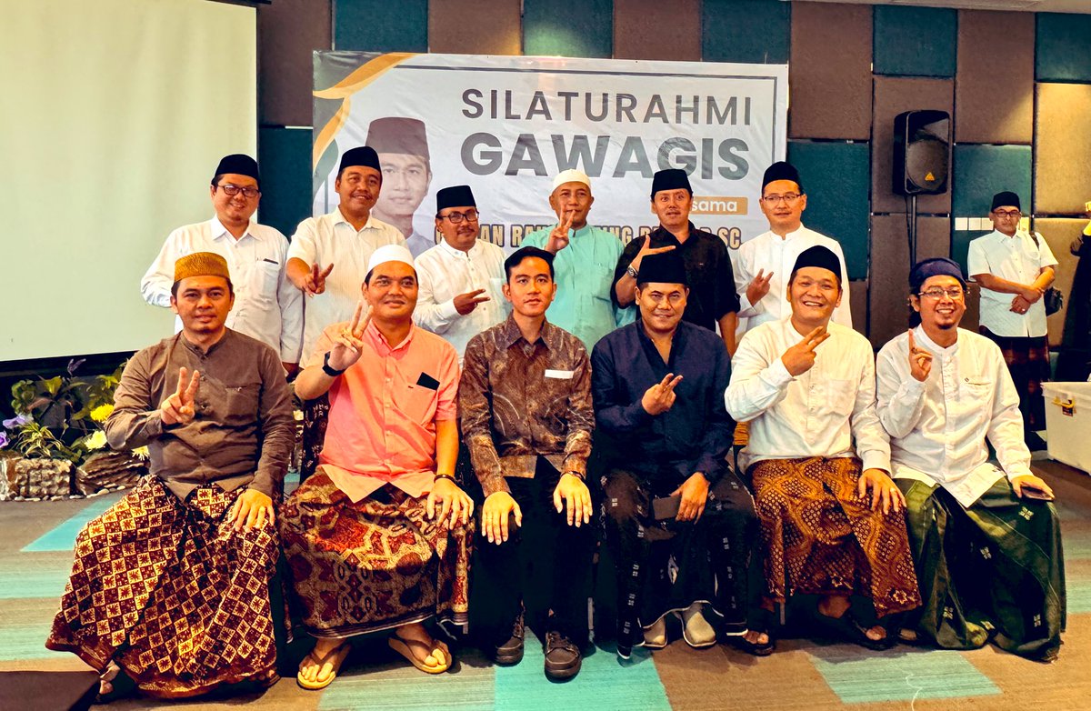 ItqonHakim's tweet photo. Ijin upload mas @gibran_tweet
Jika para Gus sudah bekerja, jangan ragukan lagi tentang kemenangan.
#Salam2Jari
#GasSatuPutaran https://t.co/i1vNLxJp7S