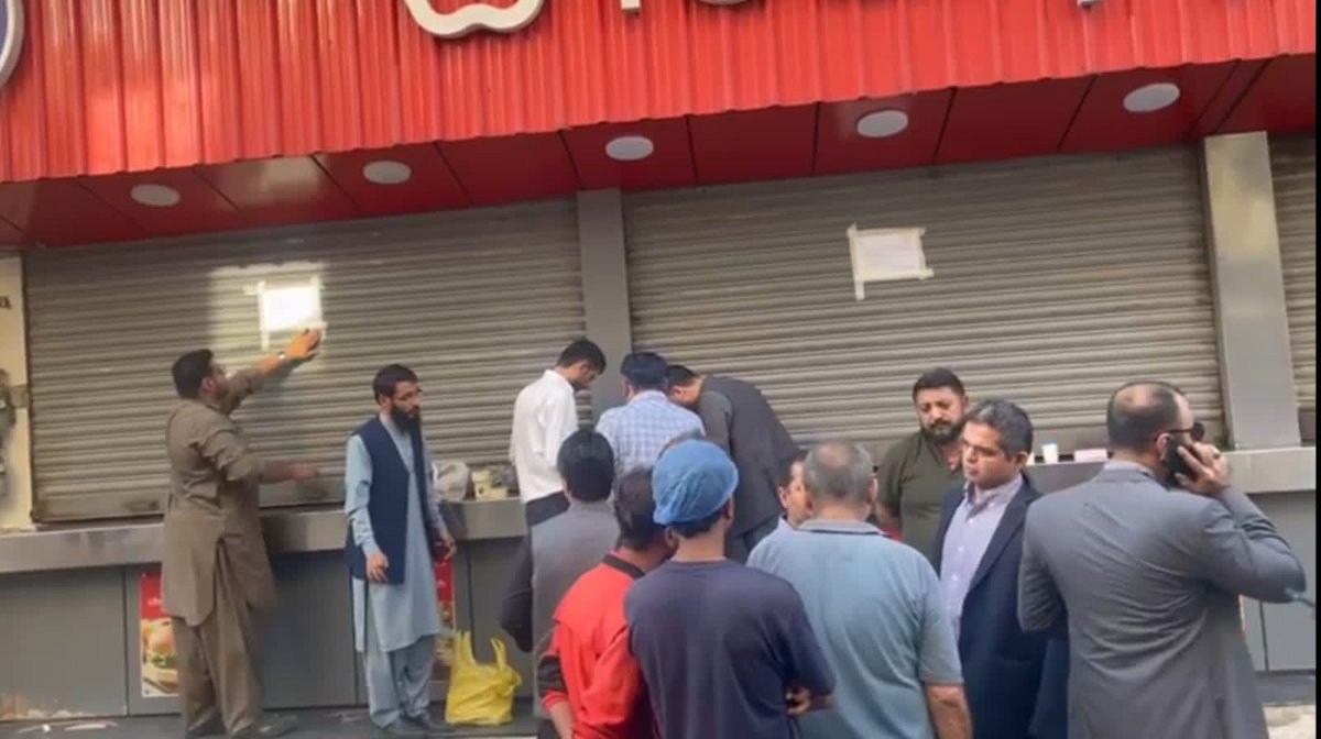 SRBOfficialPage's tweet photo. Officers of SRB seal two branches of a prominent restaurant in Clifton and DHA for failing to integrate their POSs with SRB for real-time reporting of sales. https://t.co/Rn1MmFWEpG