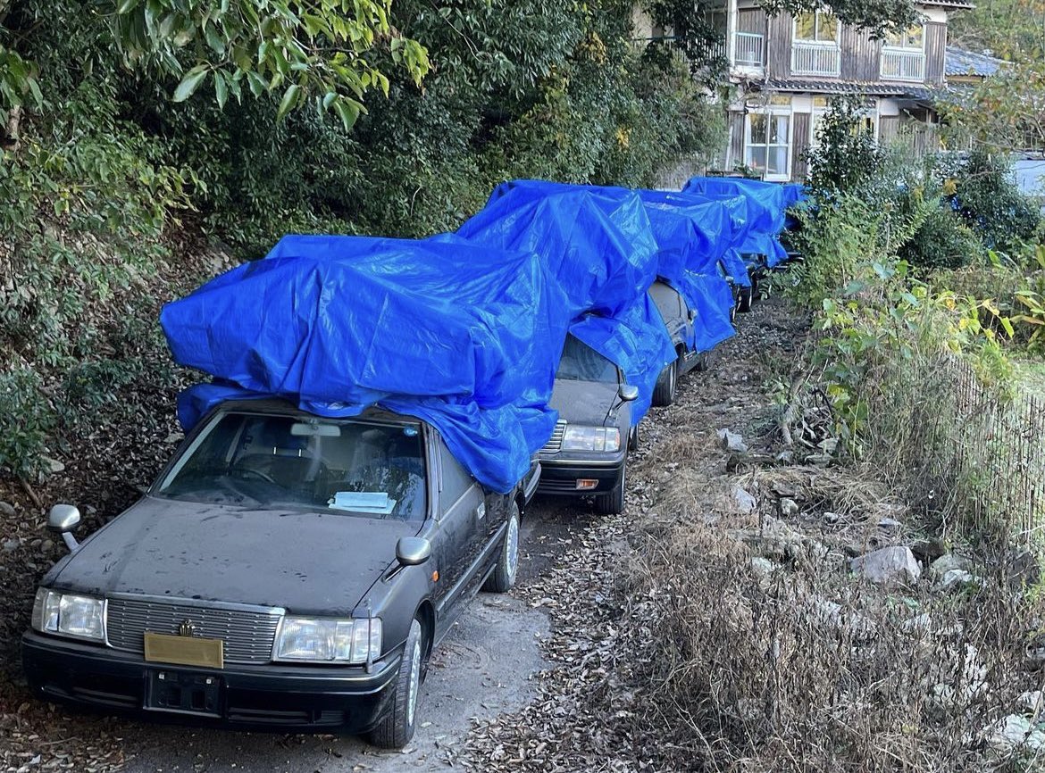 mimizubenomori's tweet photo. 自分の敷地に霊柩車を置いてるだけなのに、敷地の通行の許可もしてないし顔も知らない部落の年寄りから２,３日中に全部片付けなければ火を点けると電話が掛かってきたので3人がかりで不動の車を端に寄せた

#クソ物件オブザイヤー2023
#クソ部落オブザイヤー2023
#面白いからやってみろ https://t.co/YFqY7XvUSm