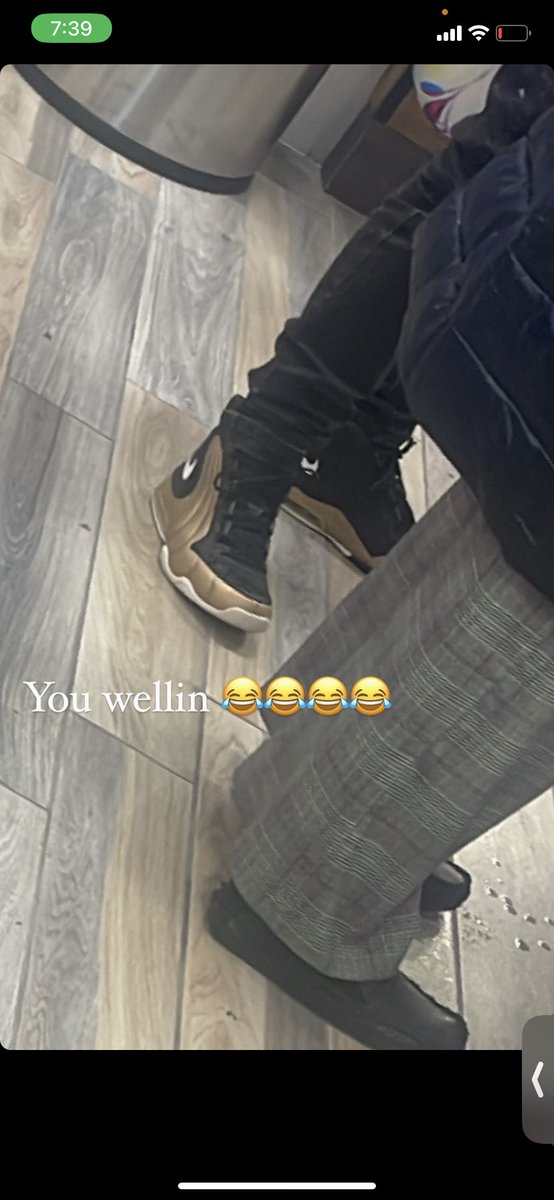 Scamronthebank's tweet photo. I had to sneak this pic cuz I kno this nigga prolly can fight, and u ain’t gonna beat me up in no wavys https://t.co/eVQrXnuIFh