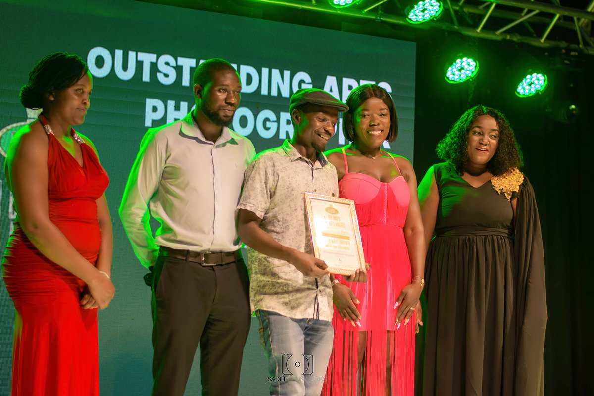 ByoArtsAwards's tweet photo. On Tuesday we hosted the #RoilBAA7 Nominees Dinner in Bulawayo, check out some of the images 👇🏿

Frame 1 : @AmanyMuzik 
Frame 2 : @nonduduzo_ncube 
Frame 3 : Zenzo Nyathi
Frame 4 : @KingsheeArt 

@RoilCooking 

📸 @SaDee_lensworks https://t.co/T3agi0wKdx