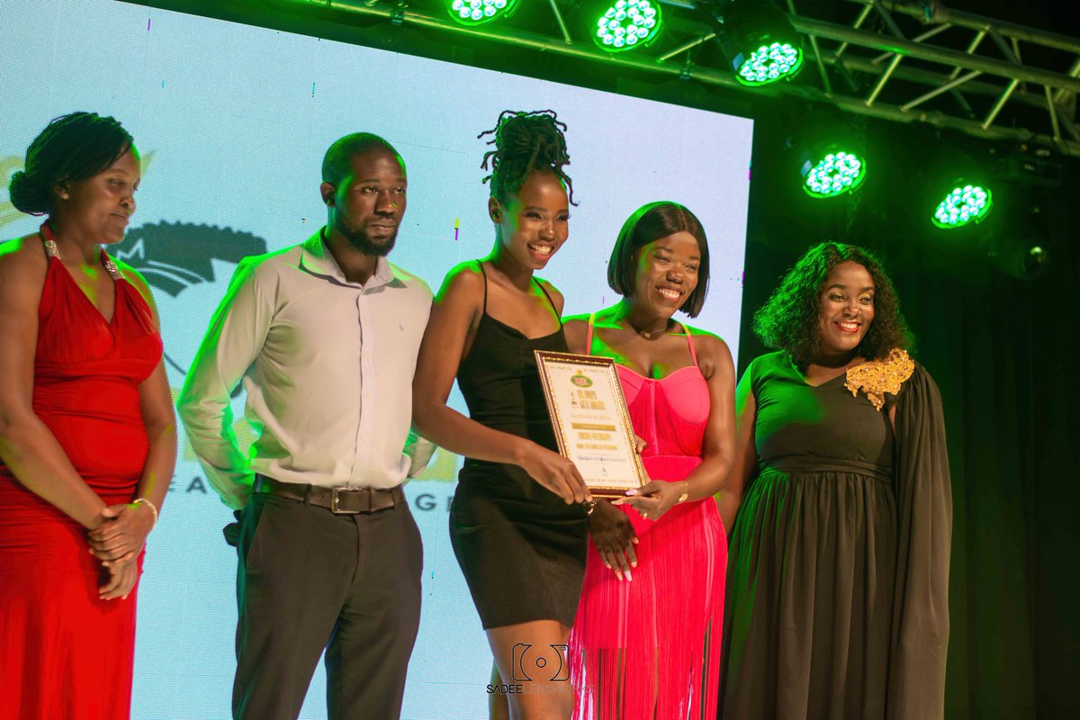 ByoArtsAwards's tweet photo. On Tuesday we hosted the #RoilBAA7 Nominees Dinner in Bulawayo, check out some of the images 👇🏿

Frame 1 : @AmanyMuzik 
Frame 2 : @nonduduzo_ncube 
Frame 3 : Zenzo Nyathi
Frame 4 : @KingsheeArt 

@RoilCooking 

📸 @SaDee_lensworks https://t.co/T3agi0wKdx