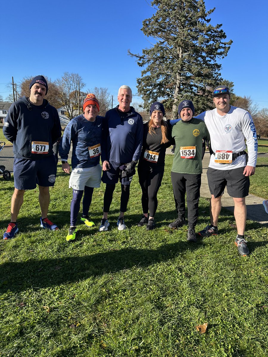 Great day for the Family Gratitude 5K supporting the Dedham Pantry. Nice job by members of @DedhamFire @DedhamThrives