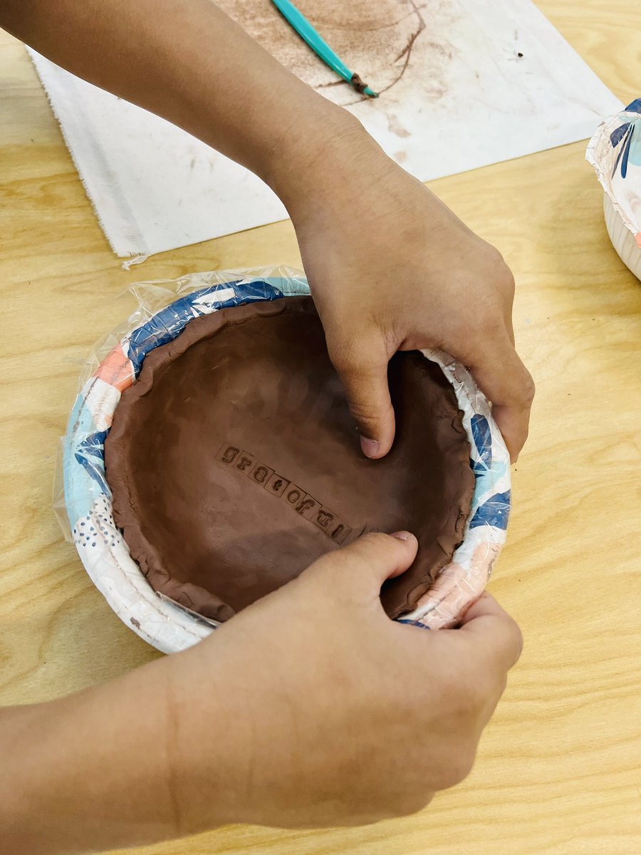 #Grateful for all of the <a href="/BartonPondES/">Barton Pond Elementary School</a> artists this holiday season! Here’s a Thanksgiving throwback Thursday to what we worked on over the past couple weeks while focusing on the P2 character strength of #Gratitude 💙💚