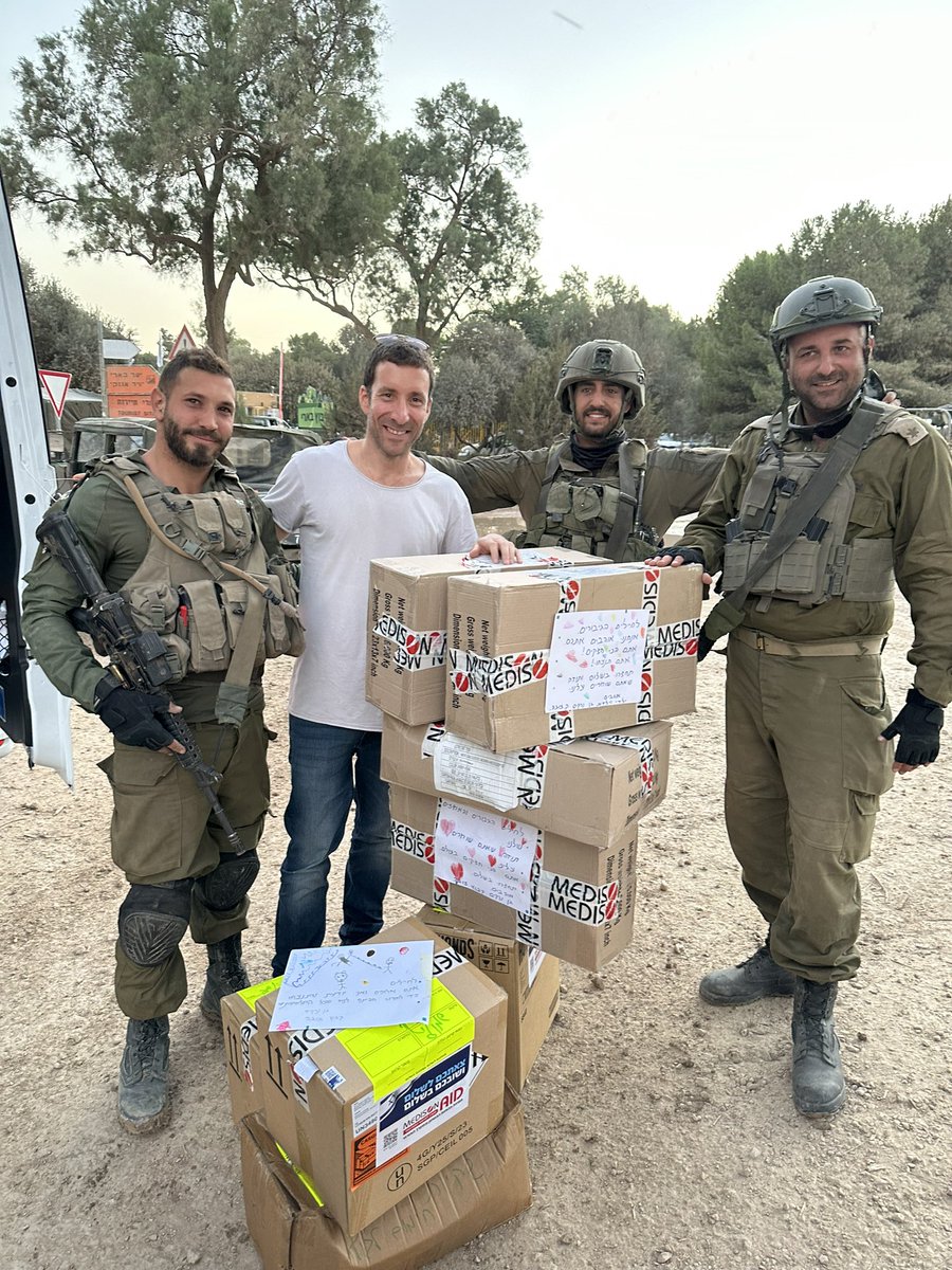 עוצרים בשטחי הכינוס כדי להעניק לחיילים האלופים שלנו חיבוק חם, ציוד חורף והמון צ׳ופרים בשם הקהילה היהודית בניו יורק. הילדים בגן של נבו שלי כתבו ברכות, ציירו ציורים ומצפים בקוצר רוח לידיעה שהחבילות הגיעו. 
האמת, התרגשתי. אוהבים אתכם! 🇮🇱