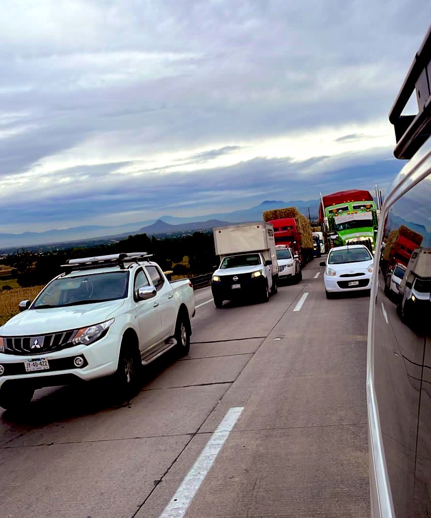 floresm_mx's tweet photo. De ida a Querétaro hicimos 7 horas y de regreso a Puebla aun es incierto el tiempo. La vida te pone retos y oportunidades. Pero siempre la pasamos bien con toda la actitud 🫶🏼 
#EHE #EAAD #EN #ECSG #PrepaTec y equipo directivo de #Puebla
Faltó #EIC pero se fue en avión 😂 https://t.co/kQbwmdQEq9