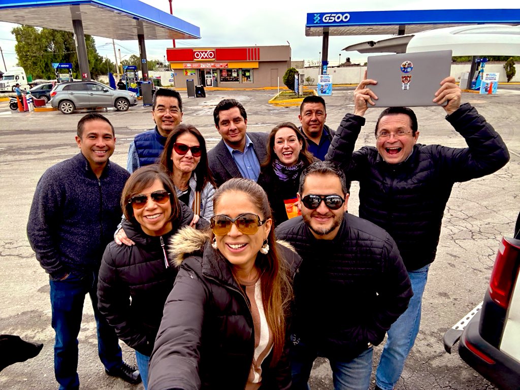 floresm_mx's tweet photo. De ida a Querétaro hicimos 7 horas y de regreso a Puebla aun es incierto el tiempo. La vida te pone retos y oportunidades. Pero siempre la pasamos bien con toda la actitud 🫶🏼 
#EHE #EAAD #EN #ECSG #PrepaTec y equipo directivo de #Puebla
Faltó #EIC pero se fue en avión 😂 https://t.co/kQbwmdQEq9
