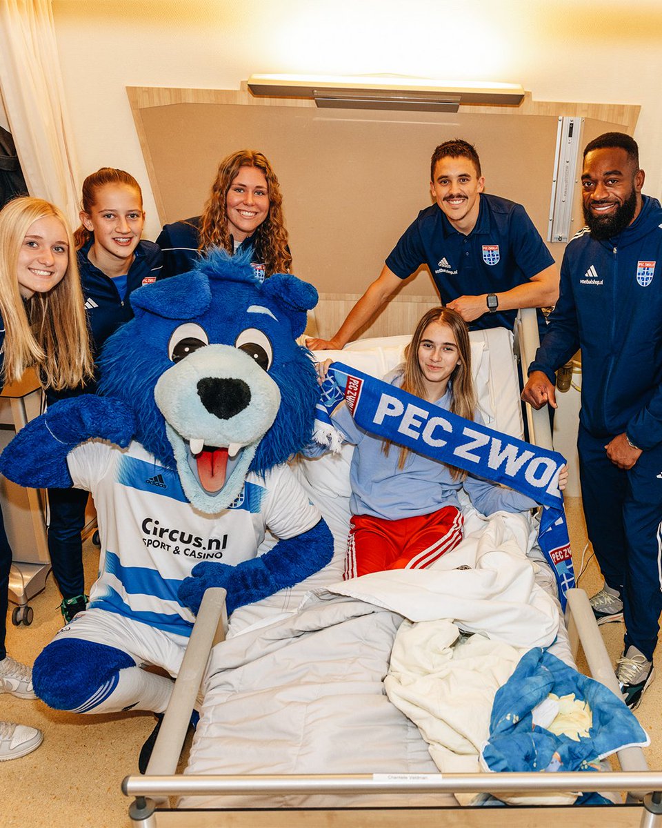 PECZwolle's tweet photo. Bezoek kinderkamer Isala 💙

#meerdanvoetbal https://t.co/jdFuDggm2w