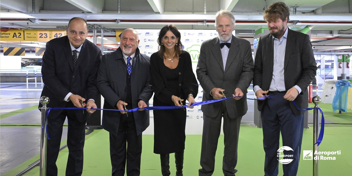 L’Aeroporto di Fiumicino apre le porte al futuro! Presentiamo ADR e-move, il più grande parcheggio italiano per veicoli elettrici e ibridi plug-in. Con 74 stalli oggi e in espansione nel 2024, stiamo guidando la transizione verso una mobilità più sostenibile.