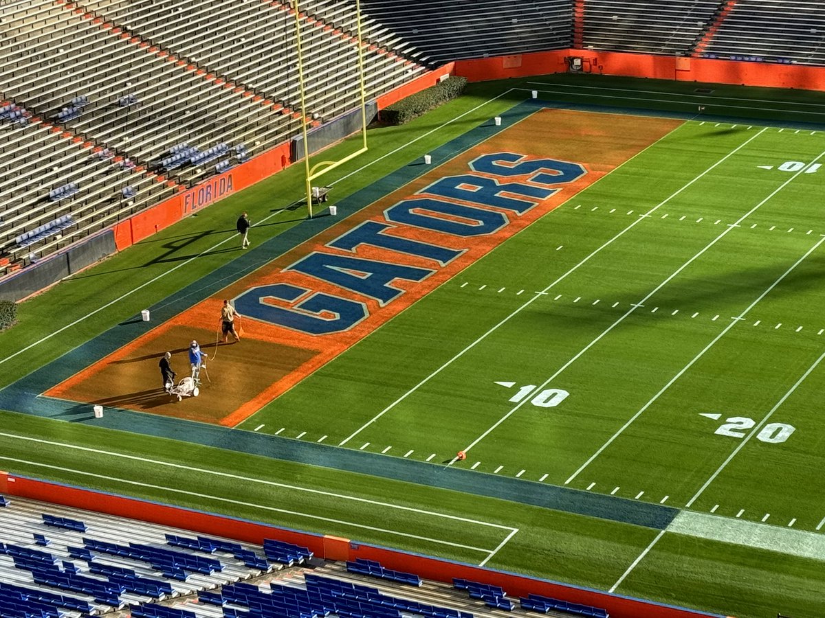 GatorTurfStaff's tweet photo. Happy Thanksgiving! #GoGators https://t.co/7NX3TcJVLp